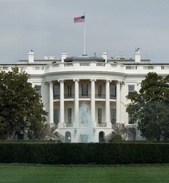 Fachada de la Casa Blanca en Washington vinculada a medidas migratorias de Estados Unidos