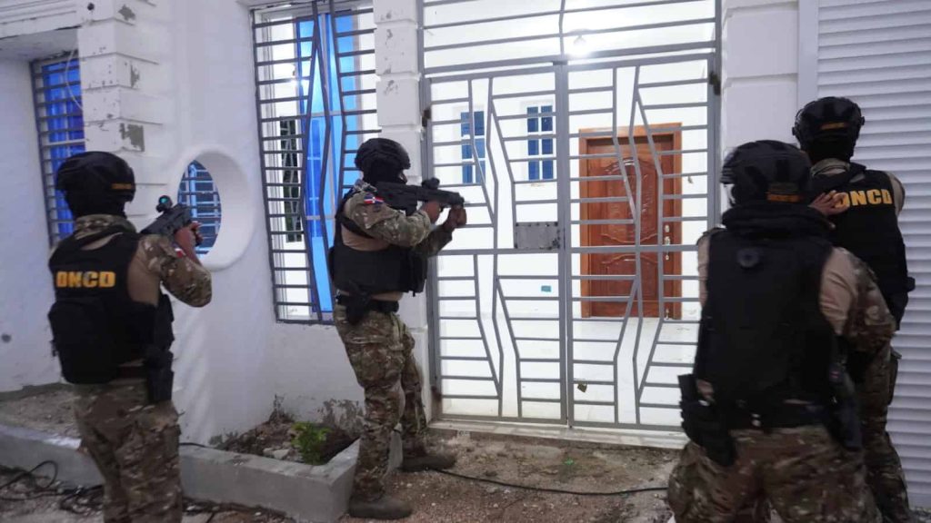 Imagen relacionada con DNCD arresta a dos en Barahona por caso de 1.7 toneladas en Pedernales