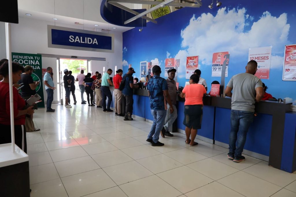 Filas de personas en tiendas de Santo Domingo durante compras por el Día de las Madres