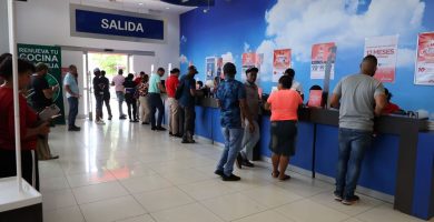 Filas de personas en tiendas de Santo Domingo durante compras por el Día de las Madres