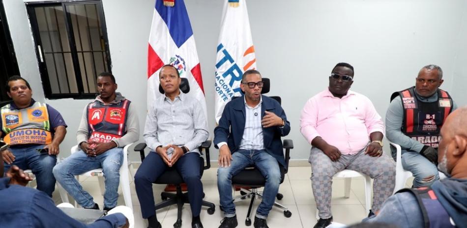 Imagen editorial relacionada con Intrant revisa paradas de motoconchos: los requisitos que pedirán