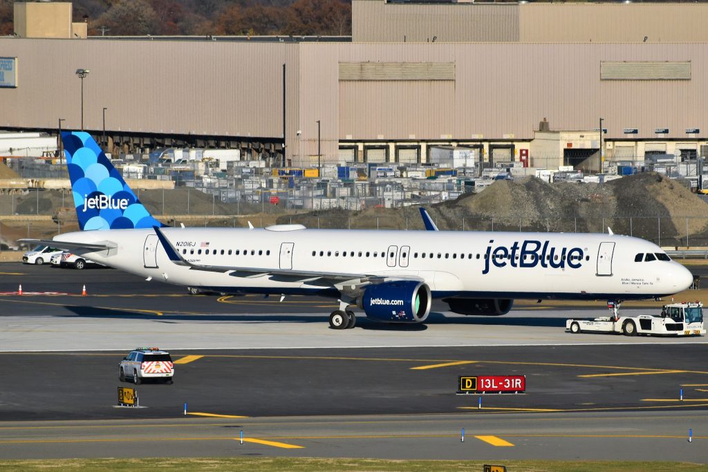 Imagen relacionada con JetBlue mueve rutas: menos Newark y más asientos entre Florida y RD