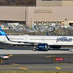 Avión de JetBlue en una pista del aeropuerto JFK en Nueva York