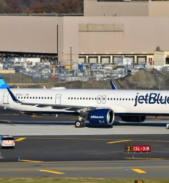 Avión de JetBlue en una pista del aeropuerto JFK en Nueva York