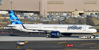 Avión de JetBlue en una pista del aeropuerto JFK en Nueva York