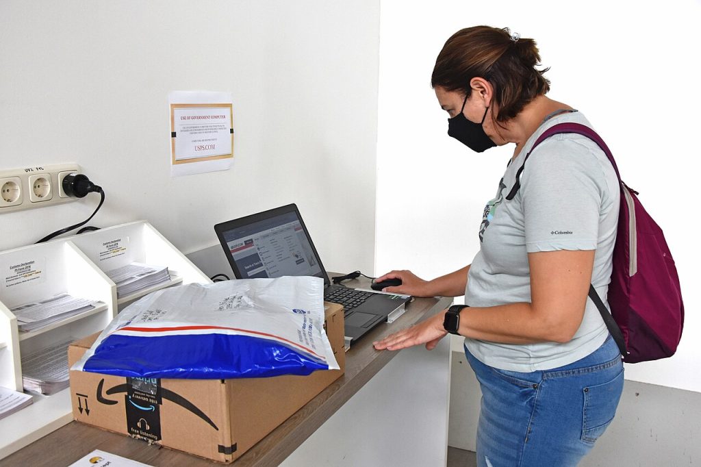 Persona usando una laptop como referencia de tecnologia y educacion