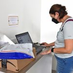 Persona usando una laptop como referencia de tecnologia y educacion