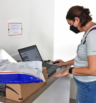Persona usando una laptop como referencia de tecnologia y educacion