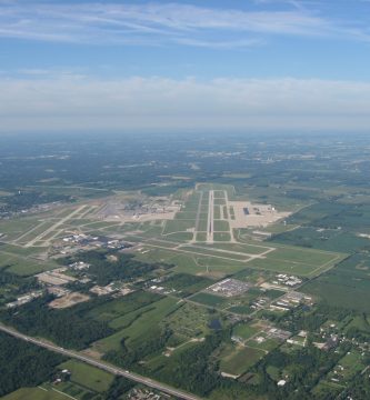 Pista de aeropuerto como referencia para vuelos comerciales