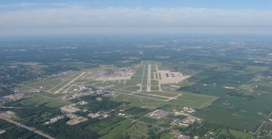 Pista de aeropuerto como referencia para vuelos comerciales