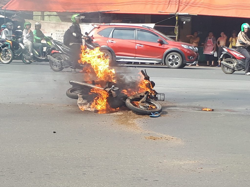 Motocicleta en una via urbana como referencia de seguridad vial
