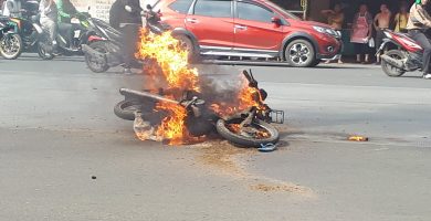 Motocicleta en una via urbana como referencia de seguridad vial