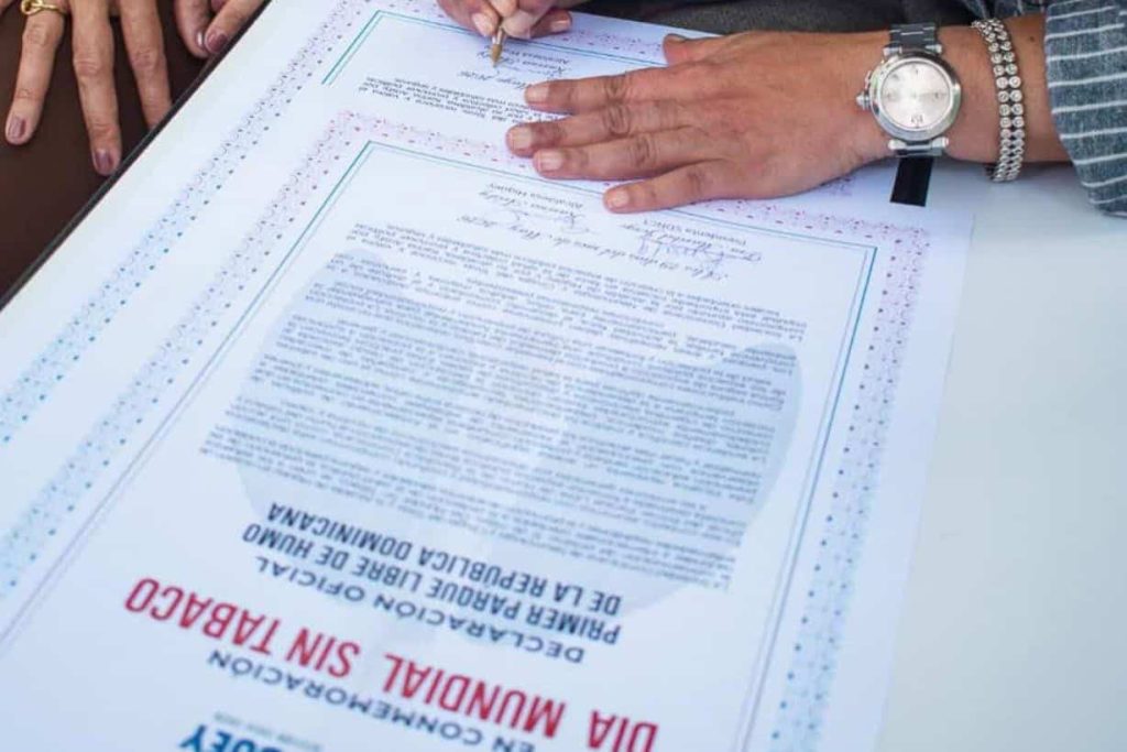 Maribel Jorge firma una declaración oficial durante actividad dominicana por el Día Mundial Sin Tabaco