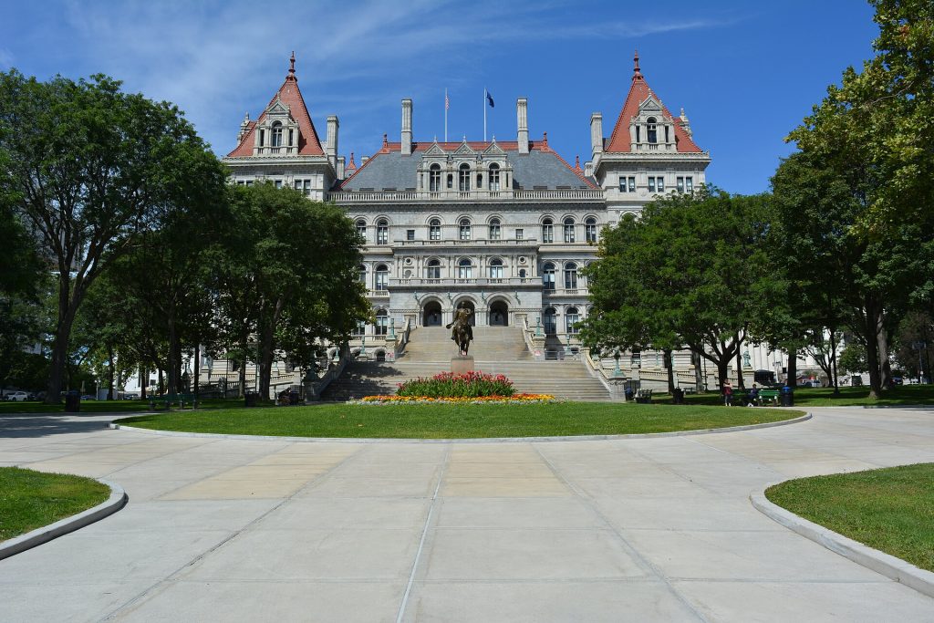 Imagen relacionada con Nueva York limita operativos de ICE en escuelas e iglesias sin orden judicial