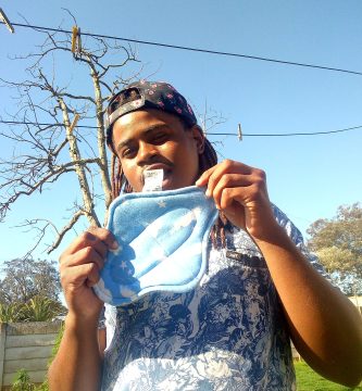 Toallas sanitarias reutilizables colocadas sobre una mesa para hablar de salud menstrual