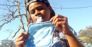 Toallas sanitarias reutilizables colocadas sobre una mesa para hablar de salud menstrual