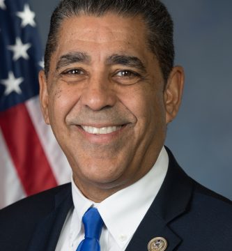 Retrato oficial del congresista dominicano-estadounidense Adriano Espaillat.