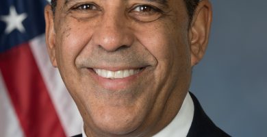 Retrato oficial del congresista dominicano-estadounidense Adriano Espaillat.