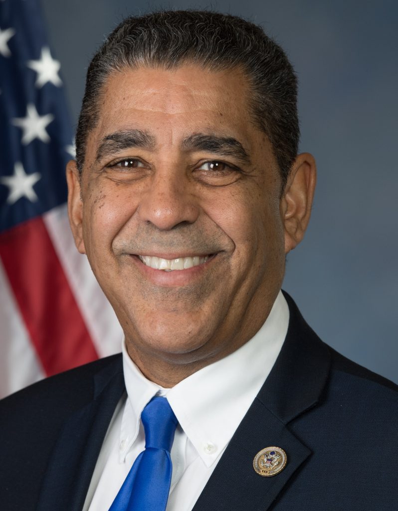 Retrato oficial del congresista dominicano-estadounidense Adriano Espaillat.