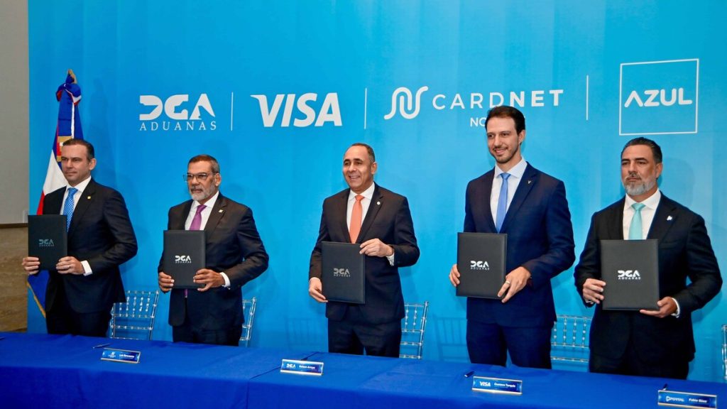 Nelson Arroyo y ejecutivos durante el lanzamiento de pagos con tarjetas en Aduanas.