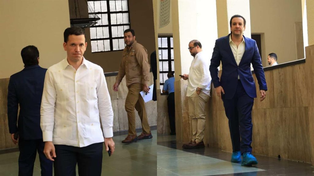 Hugo Beras y Jochi Gómez en el pasillo del Palacio de Justicia de Ciudad Nueva.