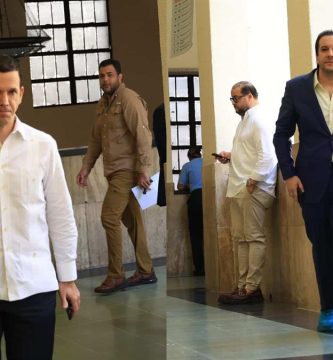 Hugo Beras y Jochi Gómez en el pasillo del Palacio de Justicia de Ciudad Nueva.