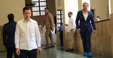 Hugo Beras y Jochi Gómez en el pasillo del Palacio de Justicia de Ciudad Nueva.