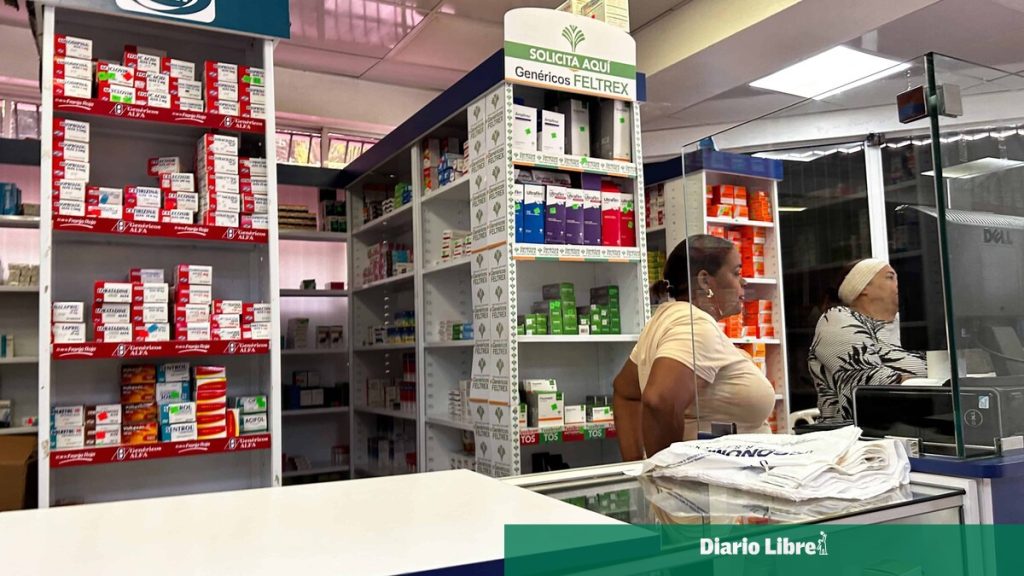 Personas reciben servicios en una Farmacia del Pueblo en República Dominicana.