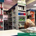 Personas reciben servicios en una Farmacia del Pueblo en República Dominicana.