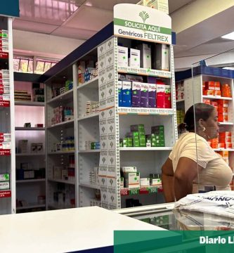 Personas reciben servicios en una Farmacia del Pueblo en República Dominicana.