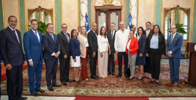 Autoridades durante la juramentación del Comité Dominicano de Salud Mental Penitenciaria.