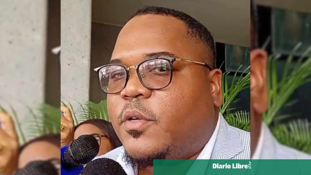 Representantes legales conversan durante audiencia del caso Conani en Santo Domingo Este.