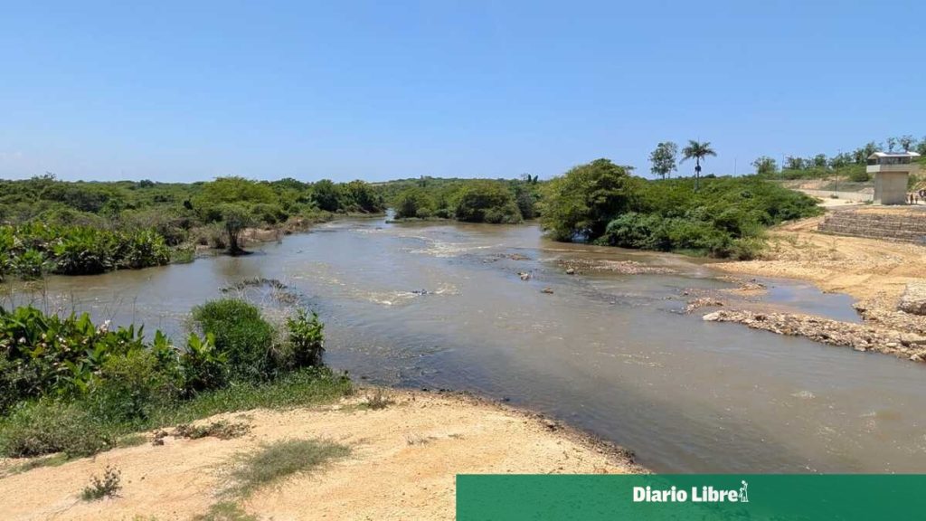Productores observan áreas afectadas por crecidas del río Masacre en Dajabón.