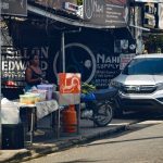 Vendedora informal en una calle dominicana, contexto del uso diario de efectivo fuera del sistema financiero