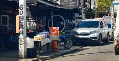 Vendedora informal en una calle dominicana, contexto del uso diario de efectivo fuera del sistema financiero