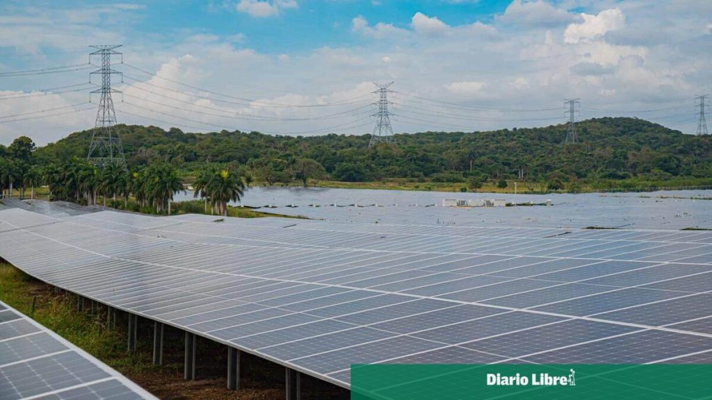 Paneles solares instalados para producir electricidad con fuente renovable.