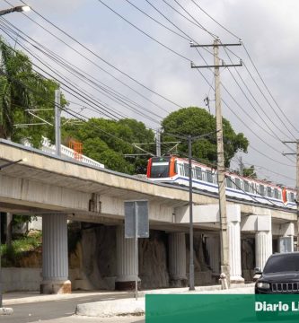 Tren de la Línea 2C del Metro de Santo Domingo usado por pasajeros hacia Los Alcarrizos.
