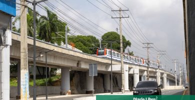 Tren de seis vagones usado para transportar usuarios de la Línea 2-C hacia Los Alcarrizos.