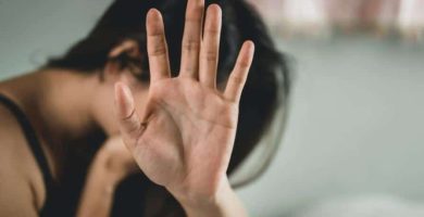 Persona cubriéndose el rostro con una mano en una foto de contexto sobre alertas familiares al 9-1-1