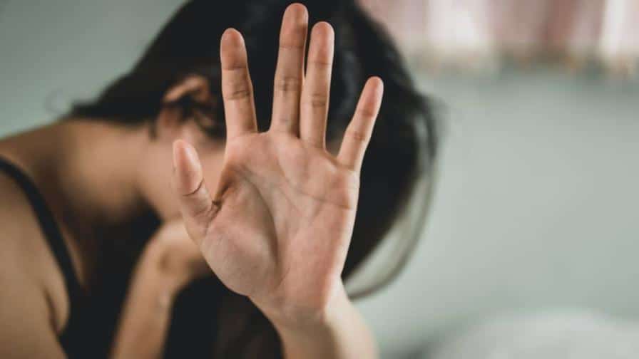 Persona cubriéndose el rostro con una mano en una foto de contexto sobre alertas familiares al 9-1-1