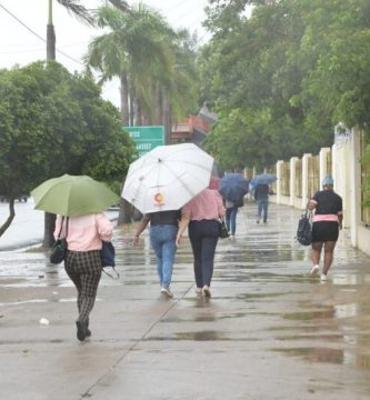 Cielo opaco por polvo del Sahara sobre una zona urbana de República Dominicana.