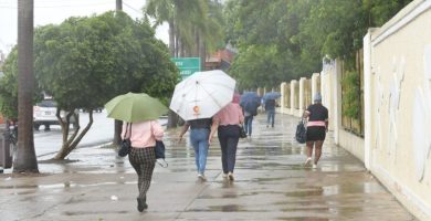 Cielo opaco por polvo del Sahara sobre una zona urbana de República Dominicana.