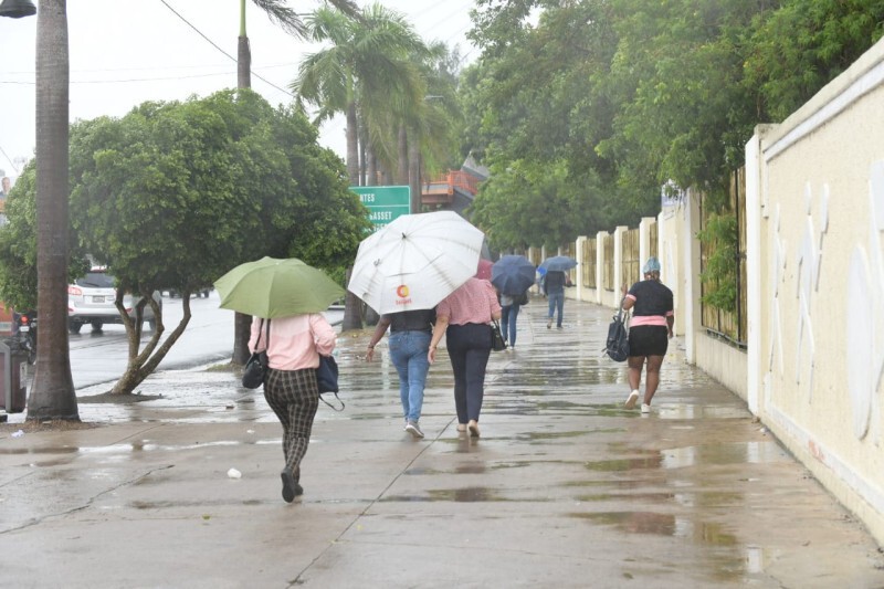Cielo opaco por polvo del Sahara sobre una zona urbana de República Dominicana.
