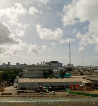 Vista del Distrito Nacional con cielo opaco por polvo del Sahara