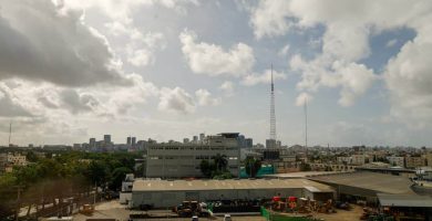 Vista del Distrito Nacional con cielo opaco por polvo del Sahara