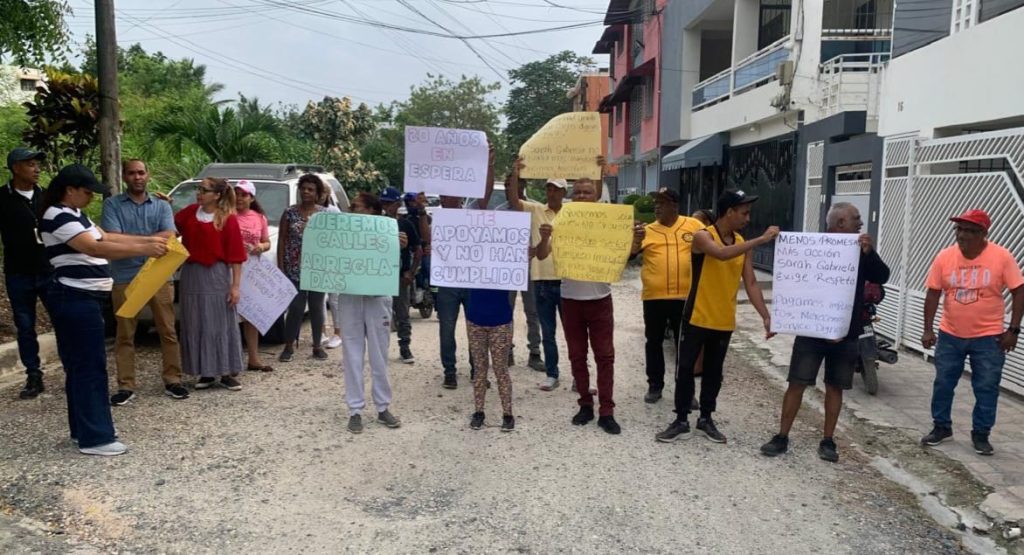 Vecinos protestan por obras pendientes en Sarah Gabriela, Santo Domingo Norte.
