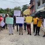 Vecinos protestan por obras pendientes en Sarah Gabriela, Santo Domingo Norte.
