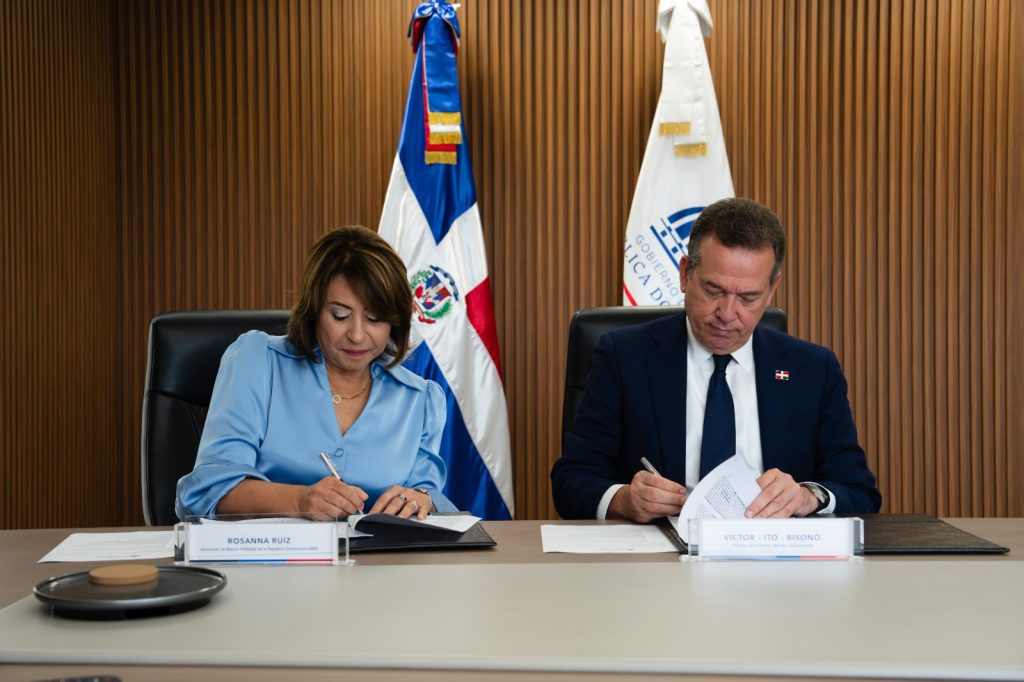 Firma de acuerdo para facilitar crédito de vivienda a familias sin historial bancario tradicional.