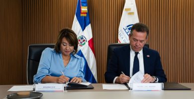 Firma de acuerdo para facilitar crédito de vivienda a familias sin historial bancario tradicional.